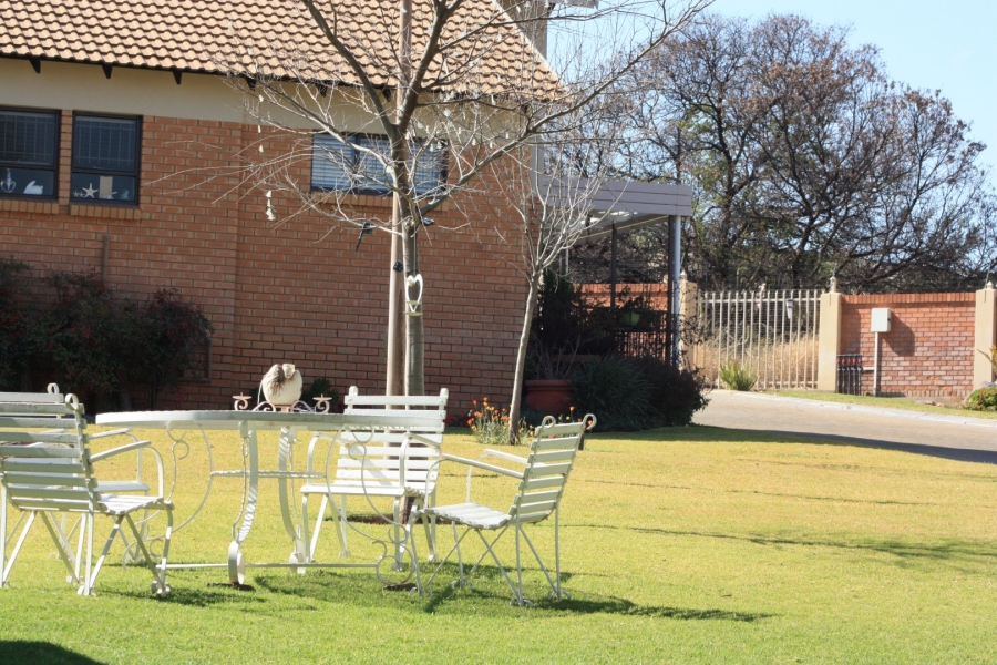 2 Bedroom Property for Sale in Langenhovenpark Free State